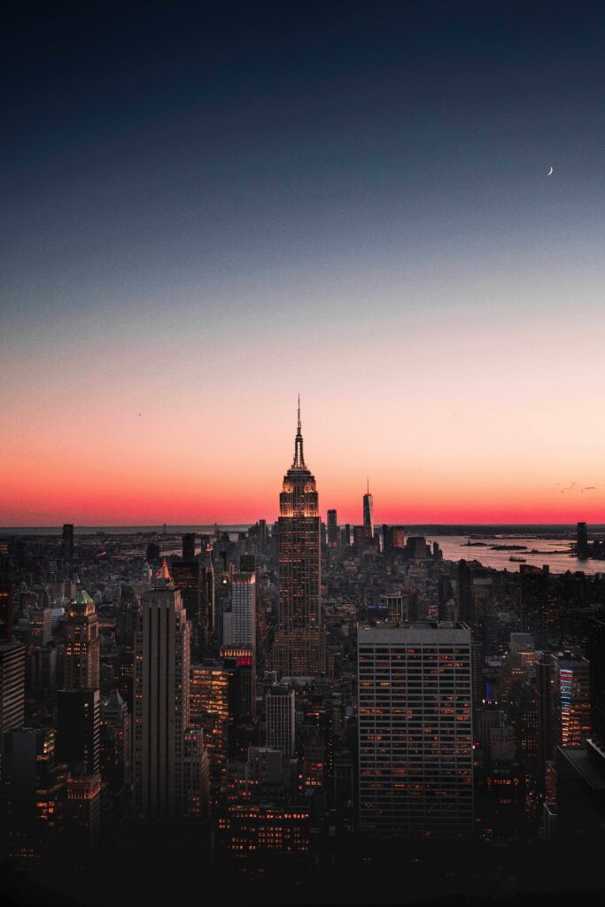 Skyline von New York in der Abenddämmerung